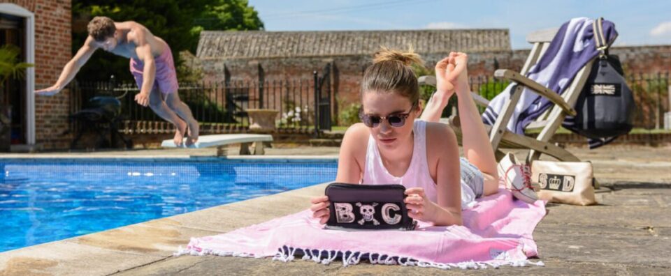 Apatchy models by pool