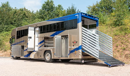 exterior of an empire oachbuilders platinum SE