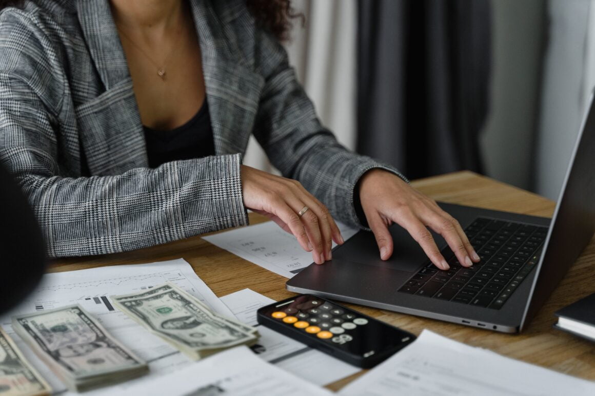 a model using a laptop to illustrate how to make money from equine photography